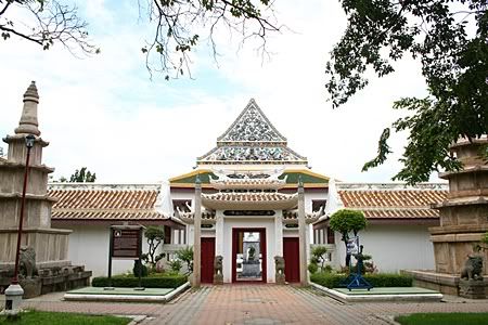 พระอุโบสถของวัดราชโอรสตั้งอยู่ริมคลองด่าน