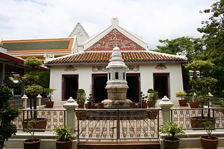ด้านหน้าพระวิหารพระนั่งหรือศาลาการเปรียญ