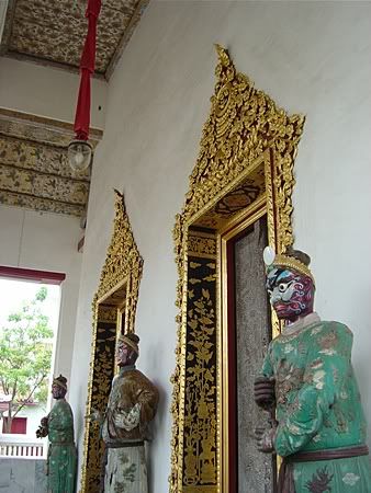 ทวารบาลทำจากกระเบื้องเคลือบอยู่หน้าพระอุโบสถ