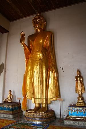 พระยืนปางห้ามญาติในพระวิหารพระยืน